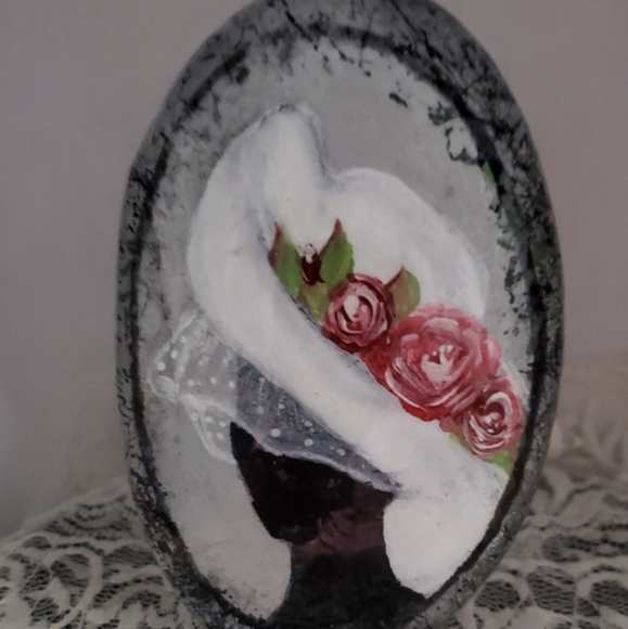 Sophie by Lona, Hand painted Chic Lady with Hat and Pink Roses on a natural rock - Picture 2 of 6